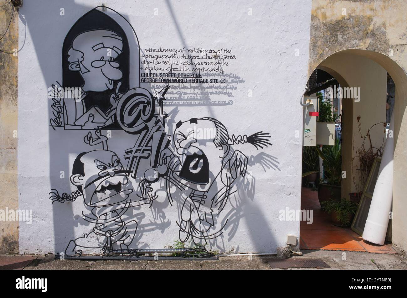 Malesia: 'Quiet Please' di Reggie Lee, Lebuh Gereja (Church Street), Georgetown, Pulau Penang (Penang Island). Reggie Lee è un'artista, fumettista e designer malese. È l'artista dietro molte delle sculture metalliche tridimensionali di Georgetown disseminate per le strade. Foto Stock