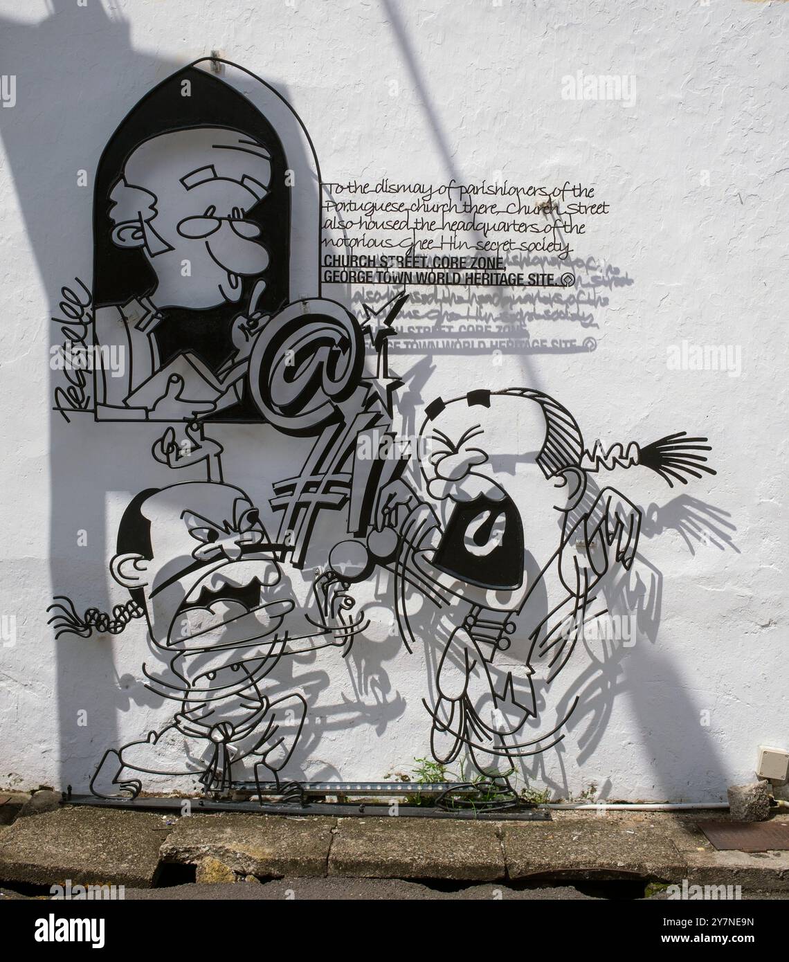 Malesia: 'Quiet Please' di Reggie Lee, Lebuh Gereja (Church Street), Georgetown, Pulau Penang (Penang Island). Reggie Lee è un'artista, fumettista e designer malese. È l'artista dietro molte delle sculture metalliche tridimensionali di Georgetown disseminate per le strade. Foto Stock