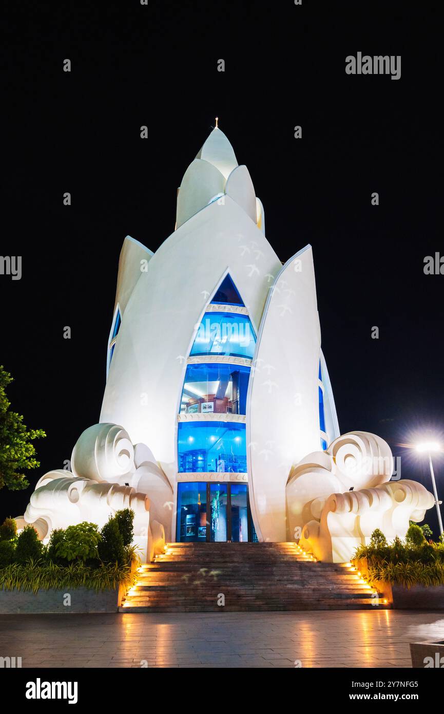 Torre bianca del Loto o Torre Huong del tram Thap nella città di Nha Trang, nella piazza centrale di notte in Vietnam Foto Stock