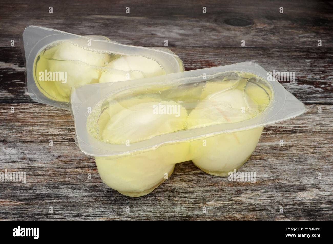 Confezione di uova in camicia precotte per microonde contenente due uova in camicia per microonde in salamoia Foto Stock