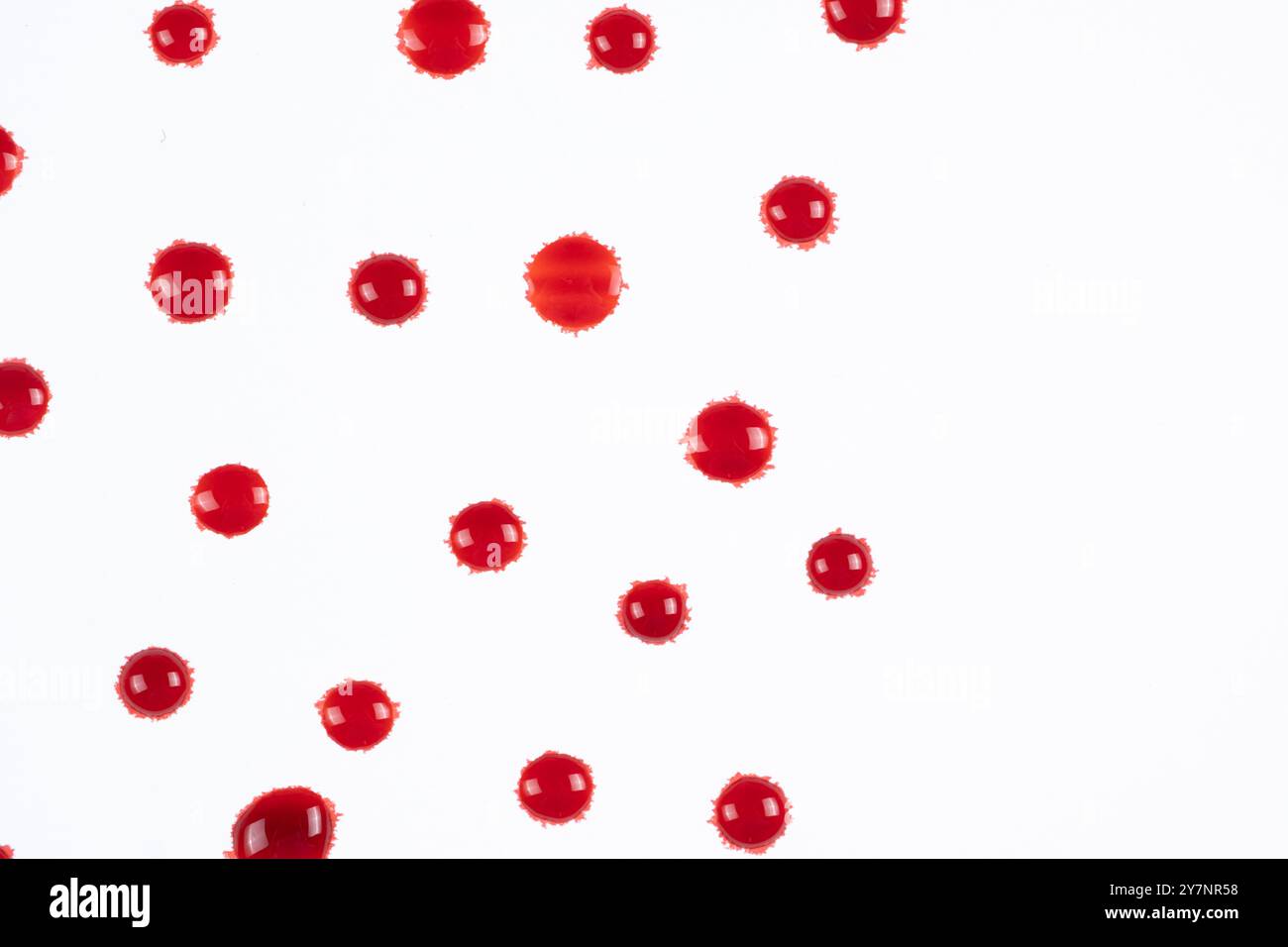 Sfondo rosso e bianco astratto. Gocce di vernice rossa con spazio per la copia del testo. Foto Stock