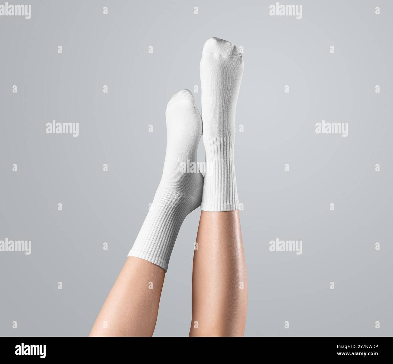 Modello di calze alte bianche sui bellissimi piedi delle donne, presentazione gambe in alto, vista frontale, isolamento sullo sfondo. Mockup di ghette sui piedi con lunghe Foto Stock