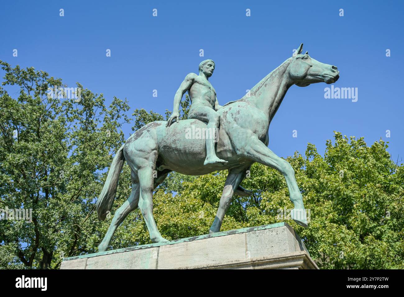 Monumento equestre, Treskowallee, pista per trotto, Karlshorst, Lichtenberg, Berlino, Germania, Reiterdenkmal, Trabrennbahn, Deutschland Foto Stock