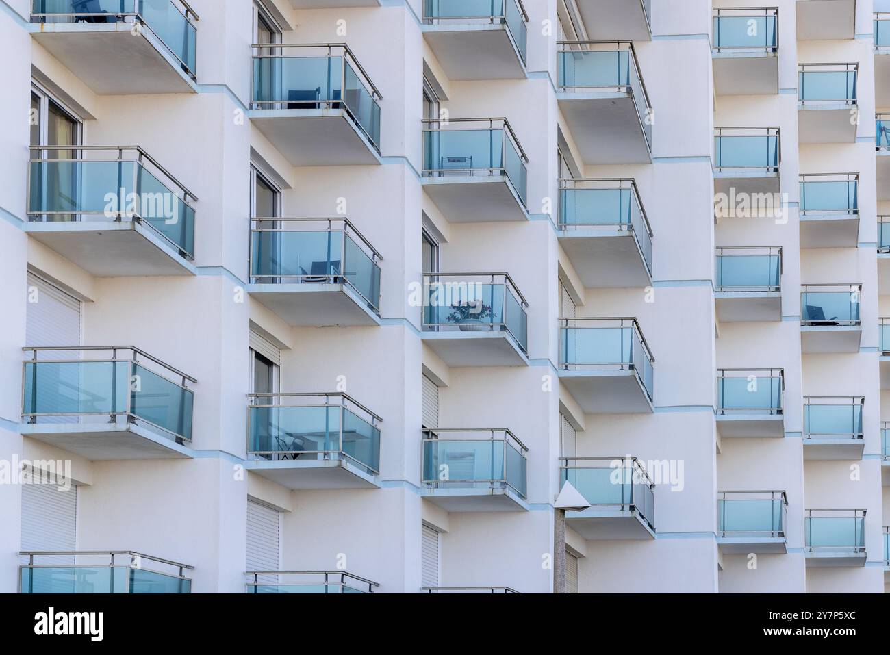Facciata di un edificio moderno con i suoi balconi Foto Stock