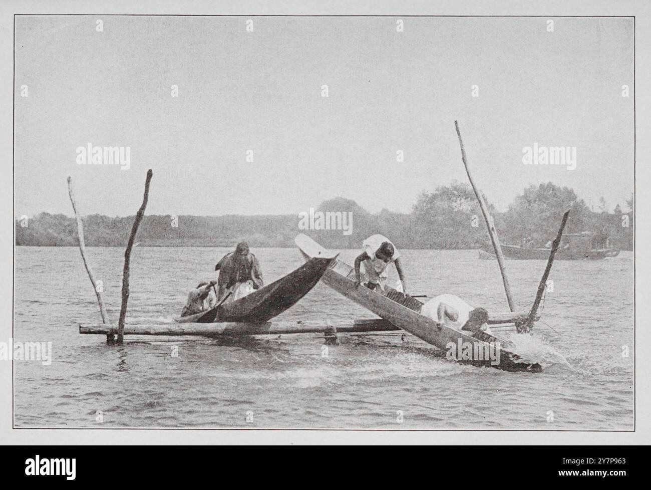 Gara di ostacoli per le canoe femminili. Evento sportivo al "Carnevale" di Maori come raffigurato nella "pittoresca nuova Zelanda". Vintage New Zealand Archive Fotografia degli anni '1910 circa Foto Stock