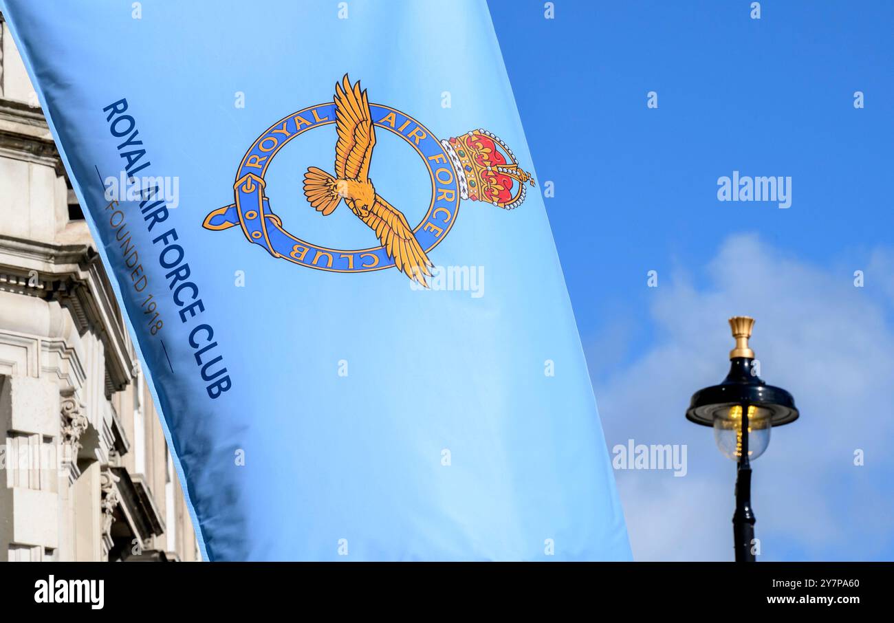 Londra, Regno Unito. Bandiera del Royal Air Force Club al 128 di Piccadilly Foto Stock