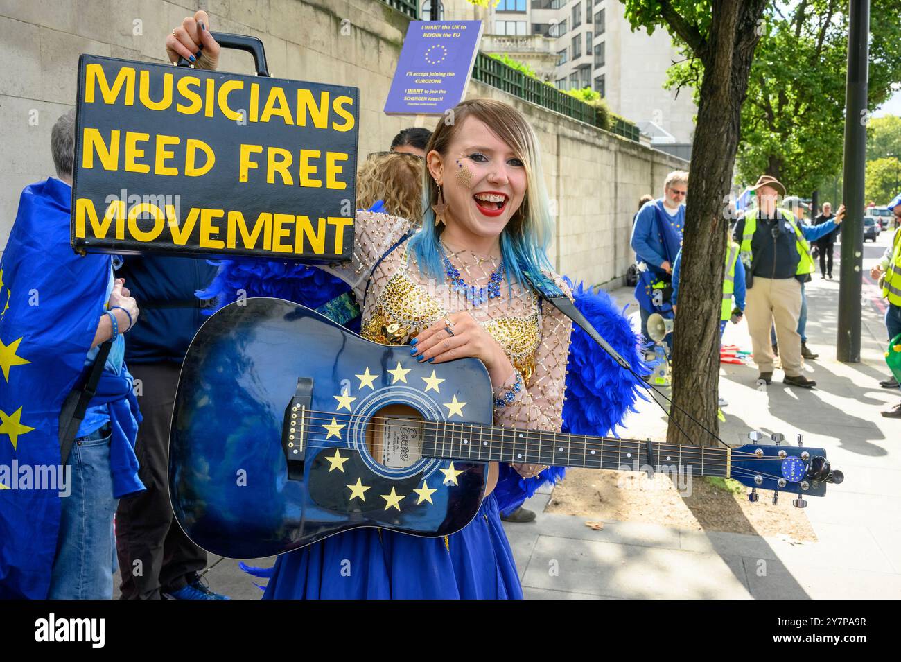 Madeleina Kay - attivista pro-Europa, artista e musicista - alla 3a marcia Nazionale di ricongiungimento a Londra, 28 settembre 2024, in campagna per il Regno Unito Foto Stock