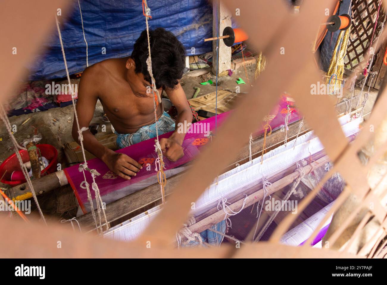 Narayanganj, Dacca, Bangladesh. 1 ottobre 2024. I tessitori fanno il sari Jamdani su un telaio a Narayanganj, Bangladesh. Jamdani è uno dei migliori tessuti in muslino del Bengala, prodotto nel distretto di Dhaka, Bangladesh per secoli. La produzione storica di jamdani fu patrocinata dai mandati imperiali degli imperatori moghul. Sotto il colonialismo britannico, le industrie bengalesi Jamdani e muslin diminuirono rapidamente a causa delle politiche di importazione coloniali che favorivano i tessili industriali. Negli ultimi anni, la produzione di Jamdani ha assistito a una ripresa in Bangladesh. Crediti: ZUMA Press, Inc./Alam Foto Stock