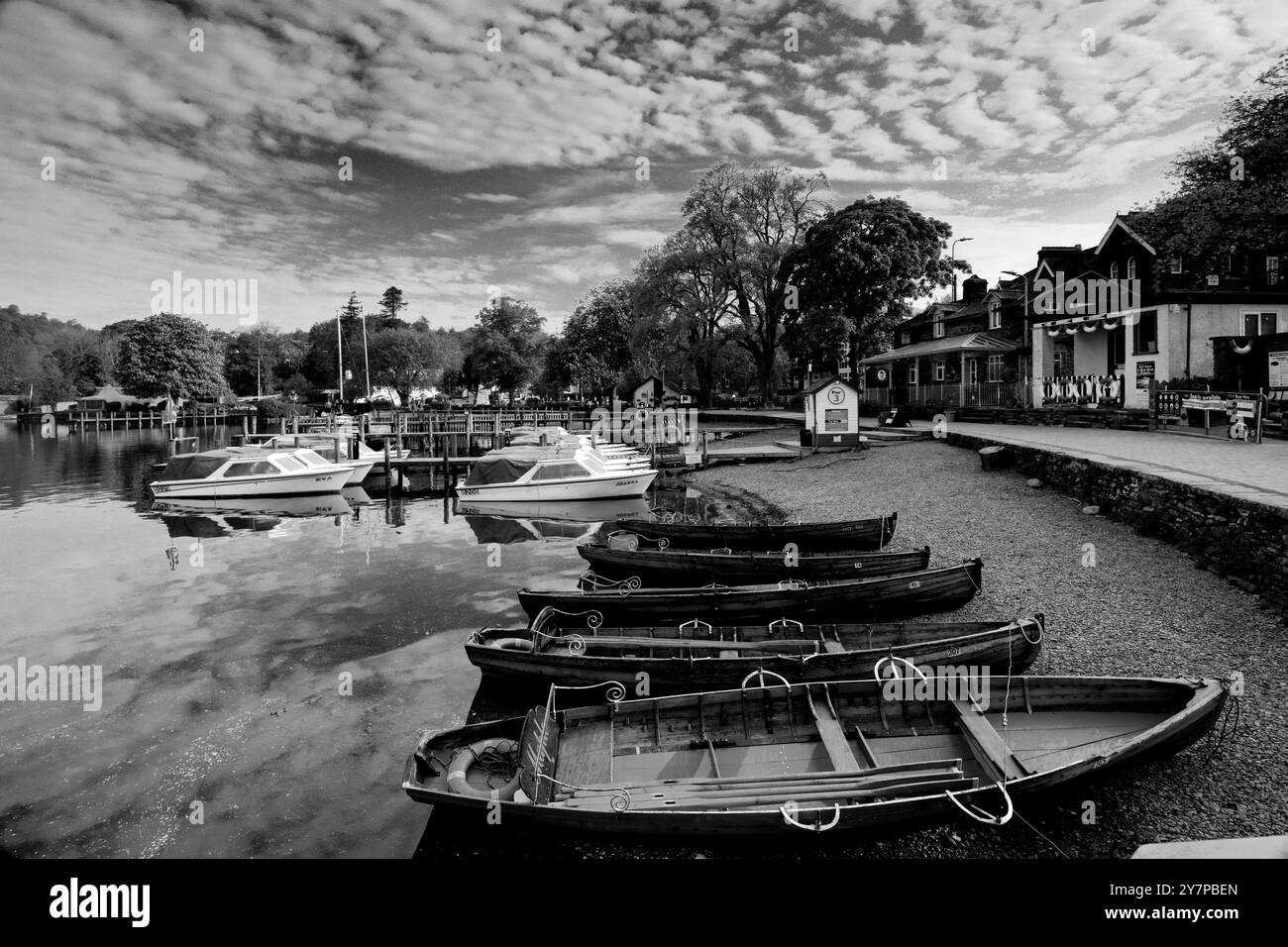 Le barche a remi in legno sul lago Windermere, Ambleside Town, Cumbria, Lake District National Park, Inghilterra, Regno Unito Foto Stock