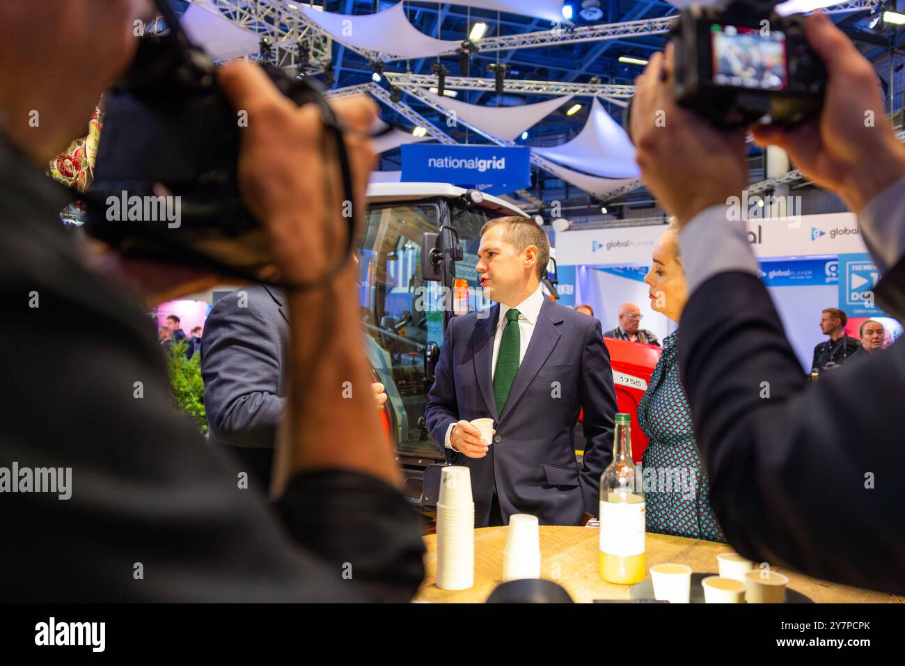 Birmingham, Regno Unito. 30 SETTEMBRE 2024. Robert Jenrick visita lo stand della NFU durante un tour delle mostre presso il centro conferenze il terzo giorno della Conferenza del Partito Conservatore dell'ICC di Birmingham. Credito Milo Chandler/Alamy Live News Foto Stock