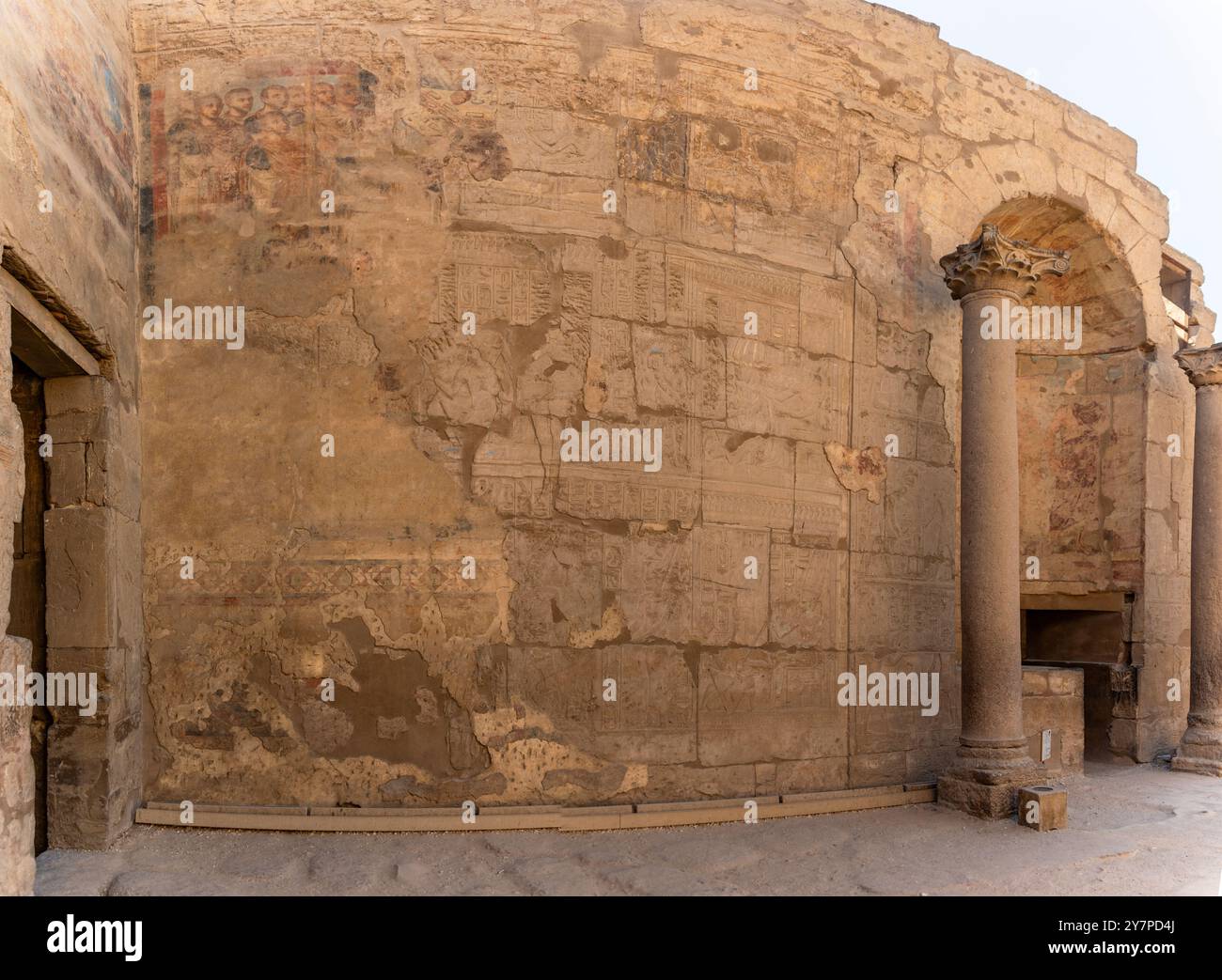 Luxor, Egitto; 16 gennaio 2024: L'antico tempio di Luxor è testimone di un evento importante in cui Alessandro Magno è abbracciato dagli dei egiziani, corona Foto Stock