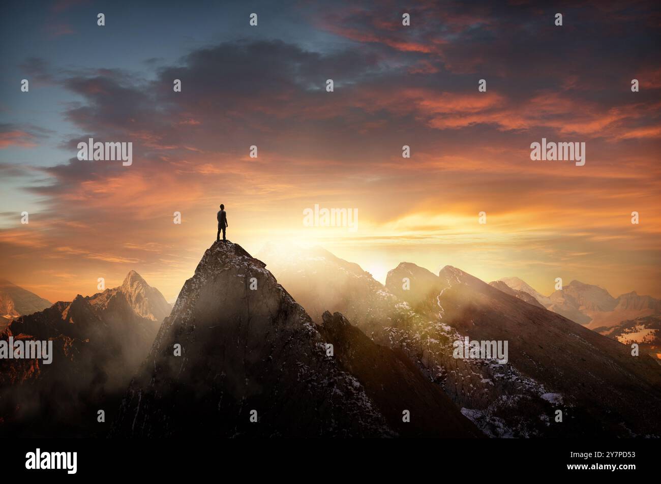 Un uomo in piedi sulla cima di una montagna al tramonto. Foto composita di obiettivi, sfide e risultati di vita. Foto Stock