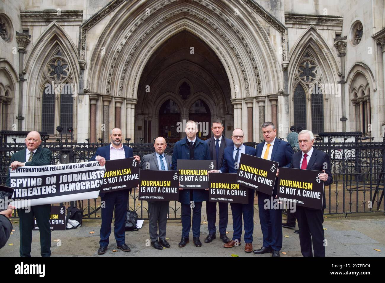 Londra, Regno Unito. 1 ottobre 2024. I giornalisti Barry McCaffrey e Trevor Birney, e i sostenitori, tra cui il deputato laburista John McDonnell (estrema destra) e Seamus Dooley (estrema sinistra), il segretario irlandese della NUJ, tengono i cartelli "il giornalismo non è un crimine", poiché la sorveglianza della polizia sui giornalisti l'udienza del tribunale inizia presso la Royal Courts of Justice di Londra. La coppia è stata presumibilmente spiata dalla polizia, e le azioni del Police Service dell'Irlanda del Nord, della Durham Constabulary e della Met Police di Londra saranno esaminate sul loro ruolo nella presunta sorveglianza illegale. Credito: Vuk Valcic/Alamy Foto Stock