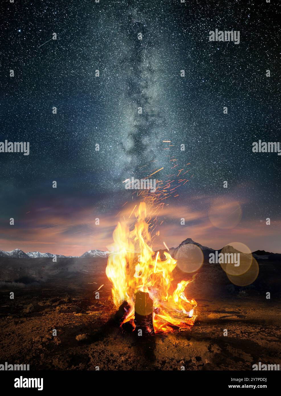 Guarda le stelle intorno a un caldo fuoco caldo e luminoso di notte. Foto composita. Foto Stock