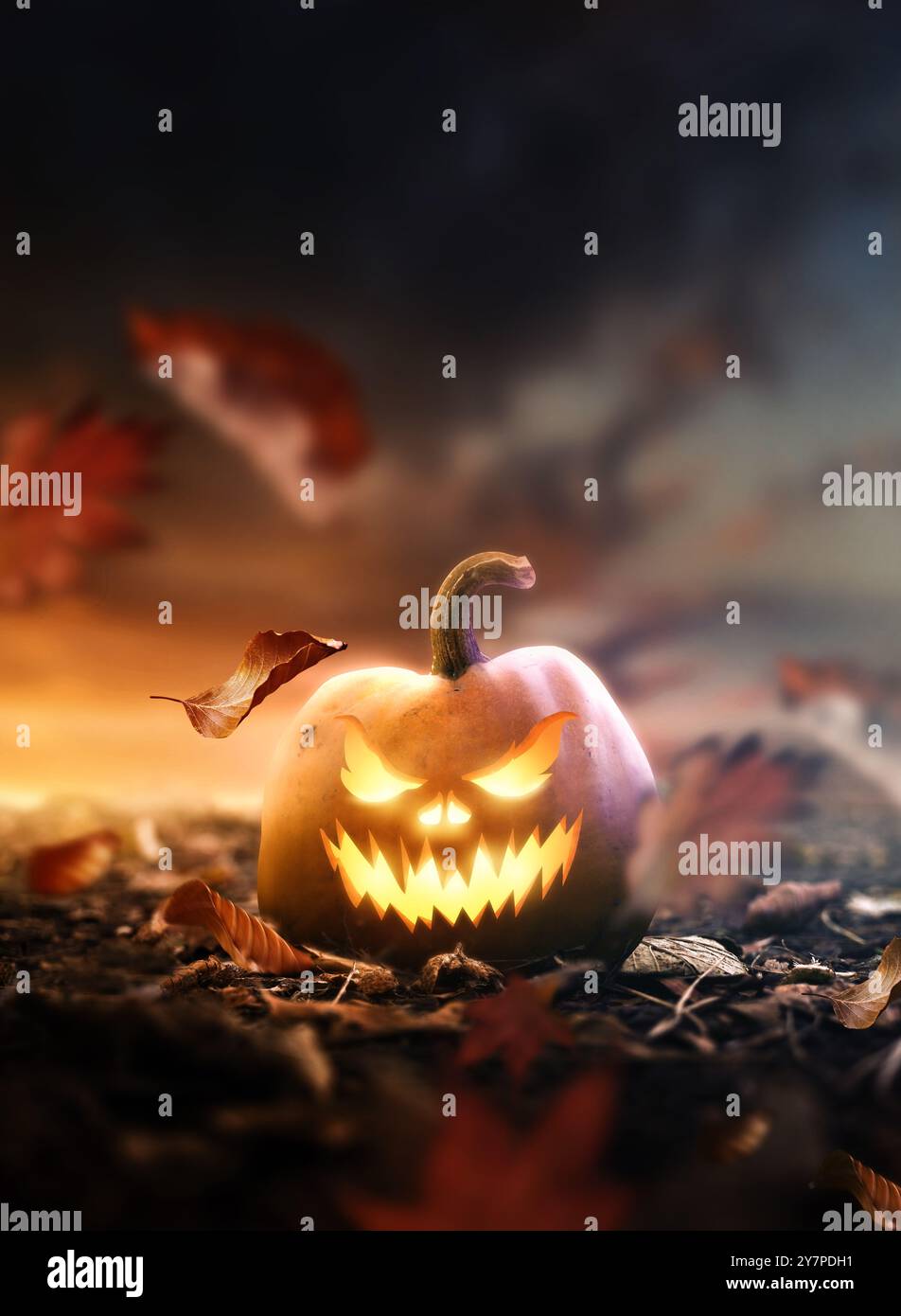 Una spaventosa lanterna di zucca da festa di halloween con foglie che la soffiano. Foto composita. Foto Stock