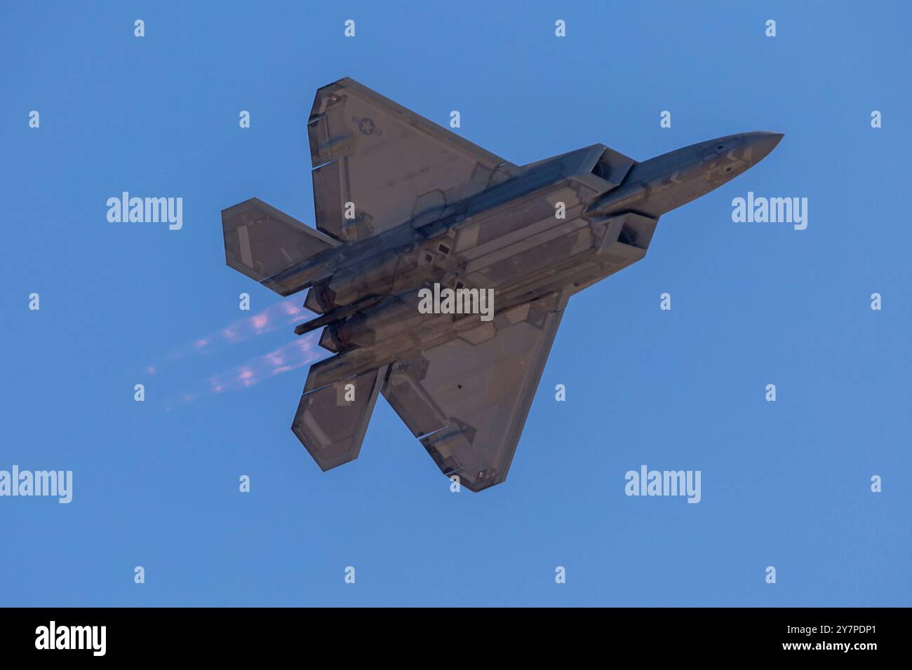 La U.S. Air Force F-22 Raptor Demonstration Team preforma durante il Marine Corps Air Station Miramar Airshow del 2024 a San Diego, il 27 settembre 2024. Il Foto Stock