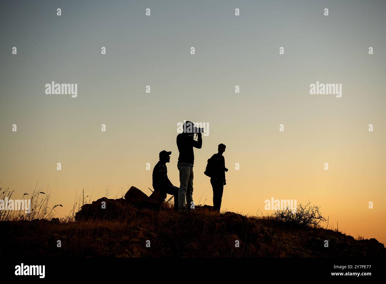 Fotografo di silhouette all'ora del tramonto sulla spiaggia Foto Stock