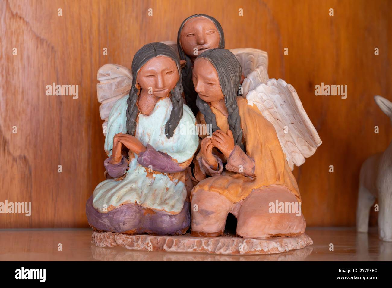 Angeli in ceramica dell'artista locale di ceramica Aymara Santina Alabar a Purmamarca, Argentina. Foto Stock
