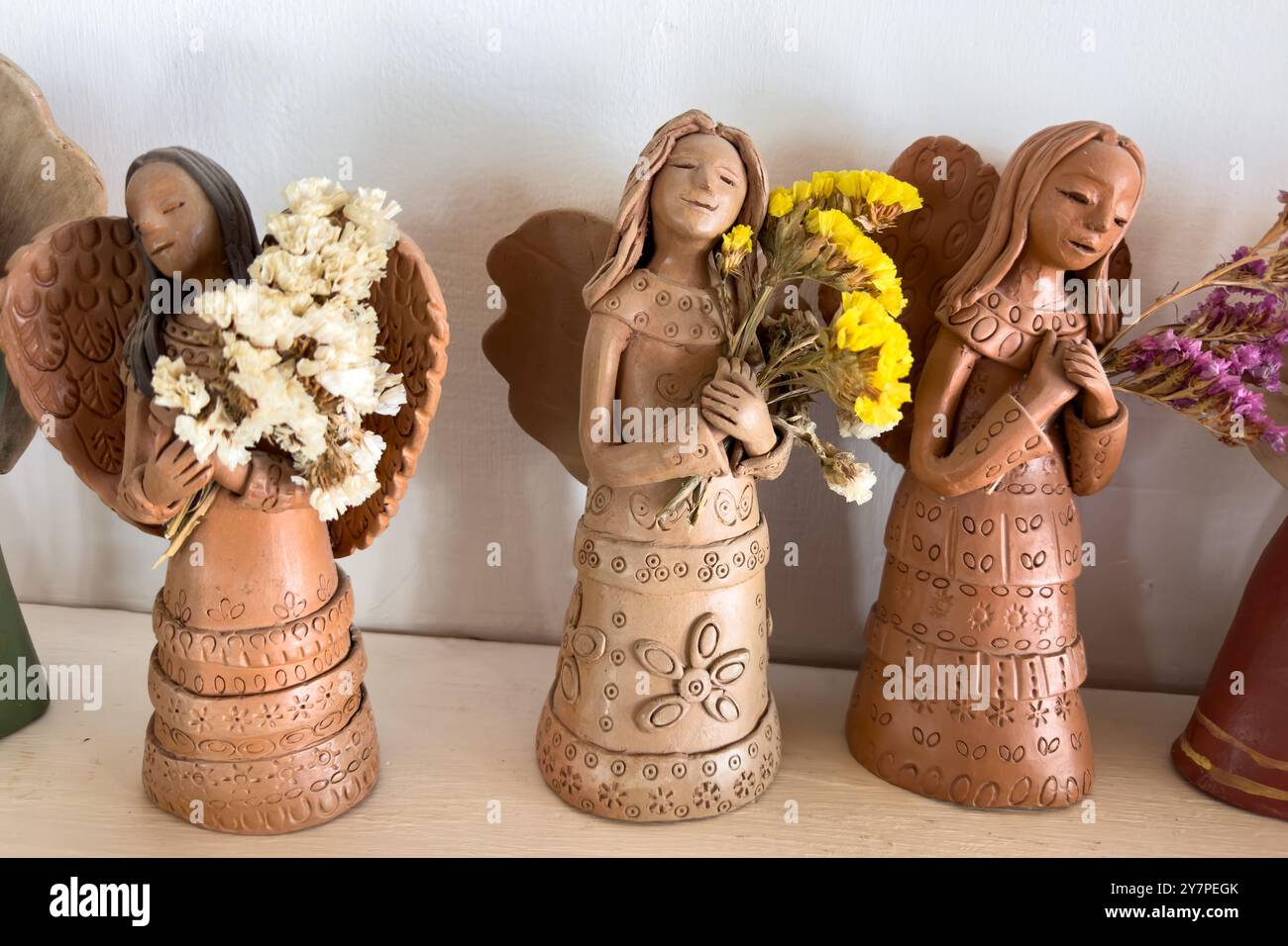 Angeli in ceramica dell'artista locale di ceramica Aymara Santina Alabar a Purmamarca, Argentina. Foto Stock