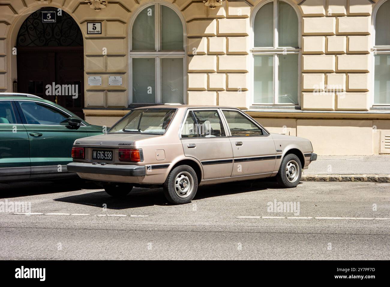 VIENNA, AUSTRIA - 29 LUGLIO 2021: Vecchia Nissan Sunny B11 5a generazione auto parcheggiata in strada Foto Stock