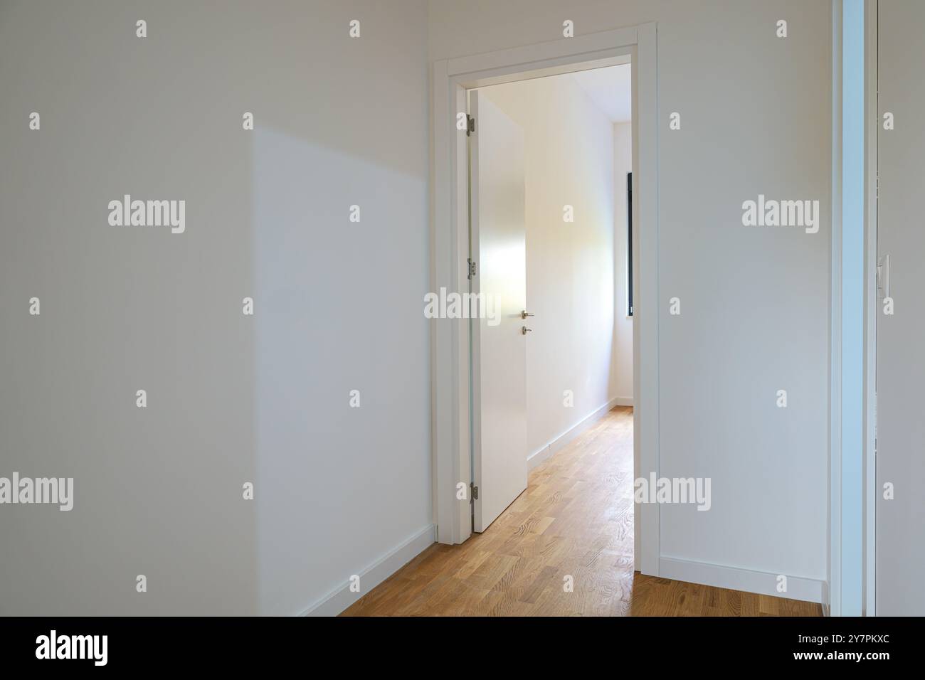 Nuovo e moderno interno di appartamenti vuoti con porte in legno bianco, attenzione selettiva Foto Stock