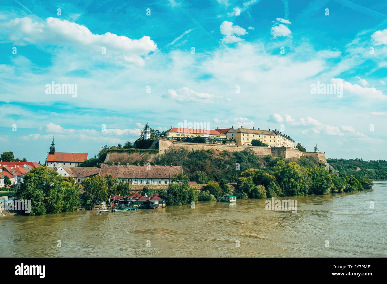 Fortezza di Petrovaradin sulla riva del Danubio a Novi Sad, in Serbia, in un giorno d'estate soleggiato Foto Stock