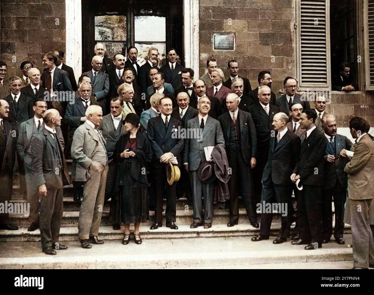 Partecipanti alla Conferenza sulla fisica nucleare di Roma, 1931 - Congrès de physique nucléaire à Rome en 1931. Marie Curie, Guglielmo Marconi, Enrico fermi, Quirino Majorana, Niels Bohr, W. Heisenberg, L. Meitner, A. Sommerfeld. Colorazione successiva immagine a colori digitalmente Stern, otto, 1888-1969 Blackett, P. M. S. (Patrick Maynard Stuart), Baron Blackett, 1897-1974 Brillouin, Leon, 1889-1969 Placzek, G. (George), 1905-1955 Debye, Peter J. W. (Peter Josef William), 1884-1966 Mott, N. F. (Nevill Francis), Sir, 1905- Giorgi, Giovanni, 1871-1950 Majorana, Quirino Foto Stock