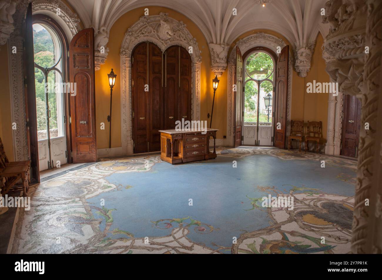 Sintra, Portogallo, 8 agosto 2024: Quinta da Regaleira, una delle principali attrazioni turistiche di Sintra. Interni del palazzo Foto Stock