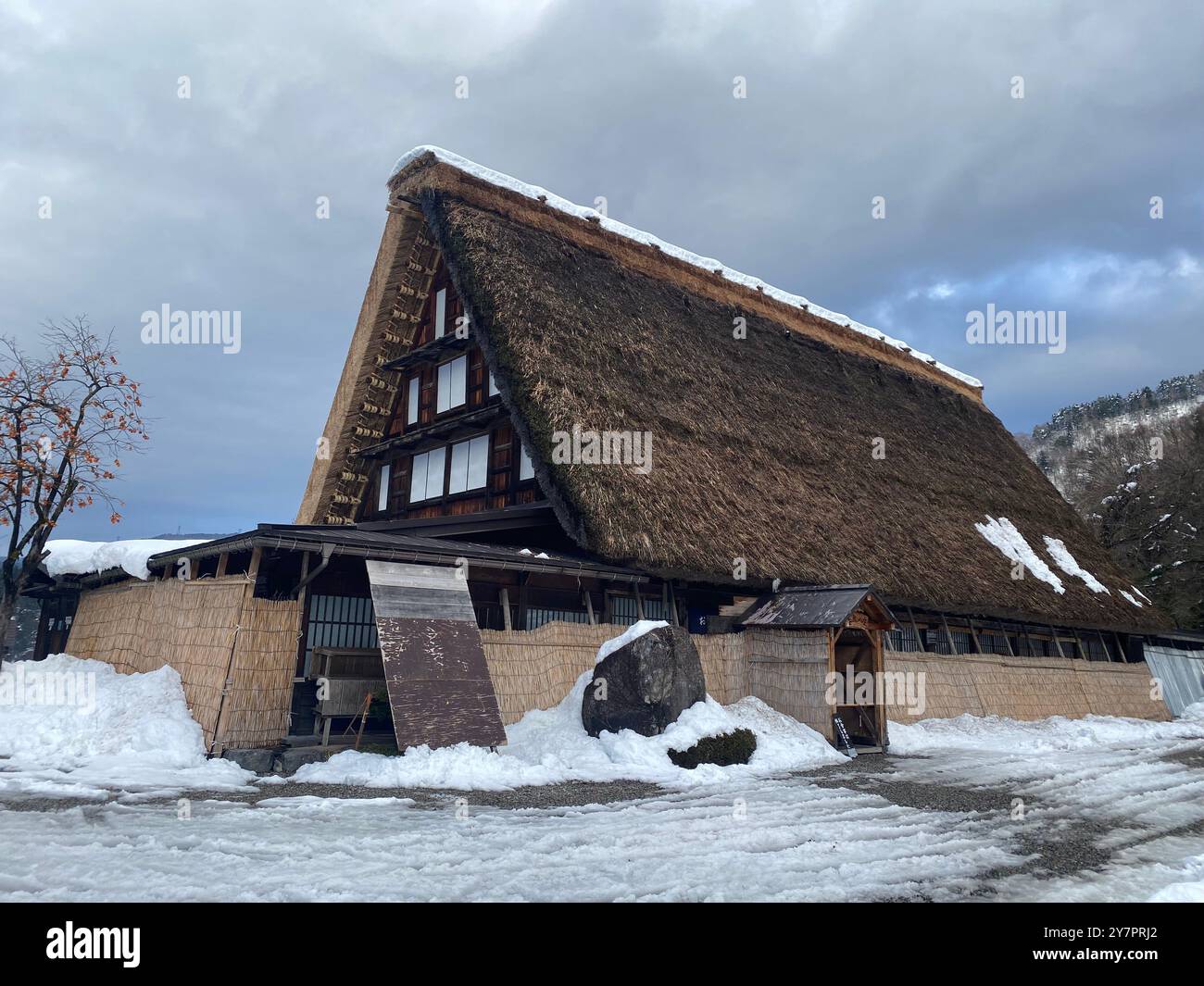 Casa in stile Gassho nel villaggio di Shirakawago, in Giappone - Immagine stock catturata con smartphone Casa in stile Gassho nel villaggio di Shirakawago, in Giappone - Immagine stock catturata con smartphone