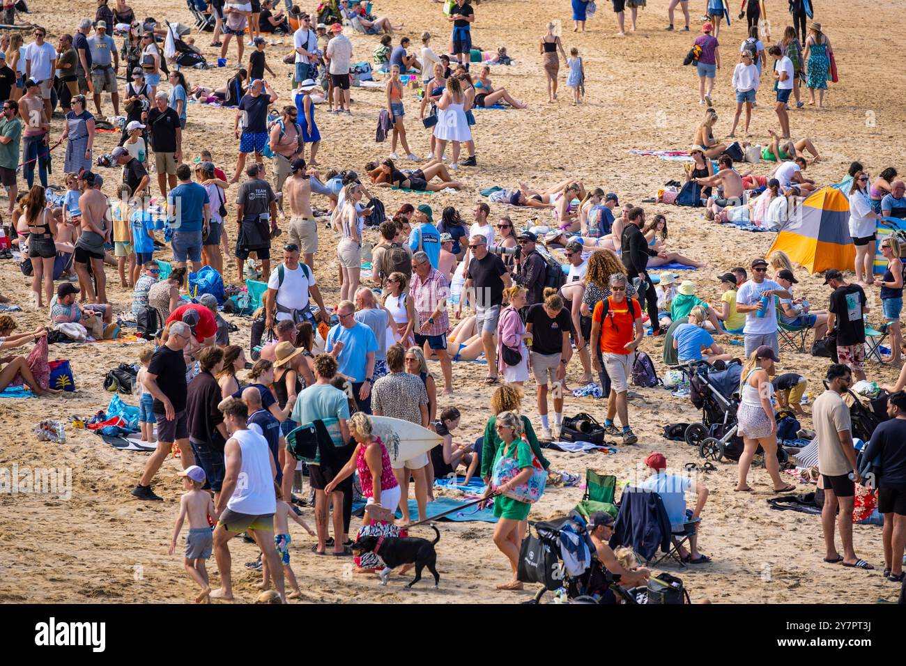 Turisti che si godono il sole estivo sull'iconica spiaggia Fistral di Newquay, in Cornovaglia, nel Regno Unito. Foto Stock