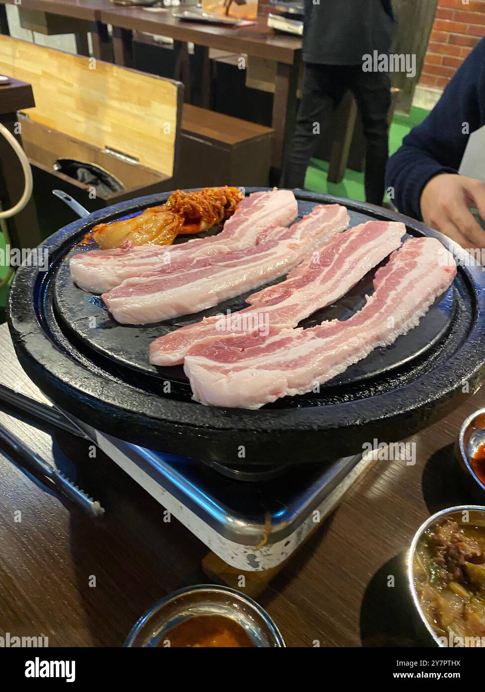 Cucinare carne di maiale per samgyupsal a Korean Town, Shin Okobu, Giappone - Immagine stock catturata con smartphone