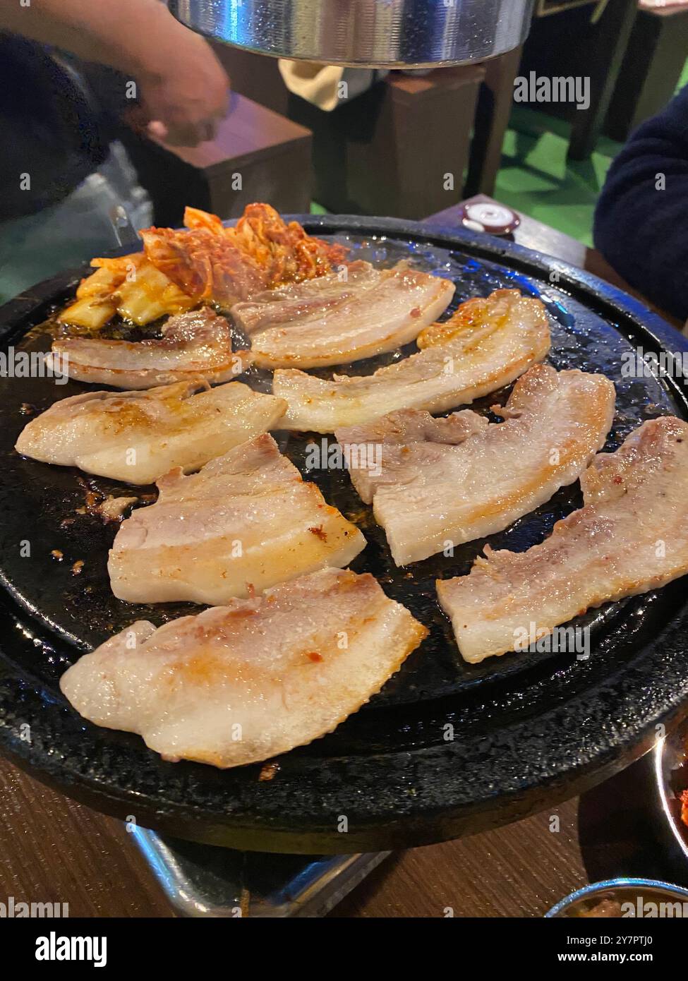 Carne di maiale fritta samgyupsal a Korean Town, Shin Okubo, Giappone - Immagine stock catturata con smartphone
