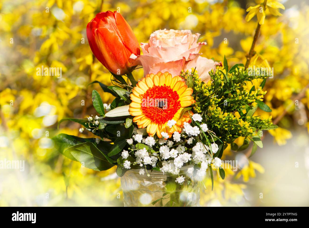 Piccolo bouquet di fiori sullo sfondo della natura Foto Stock