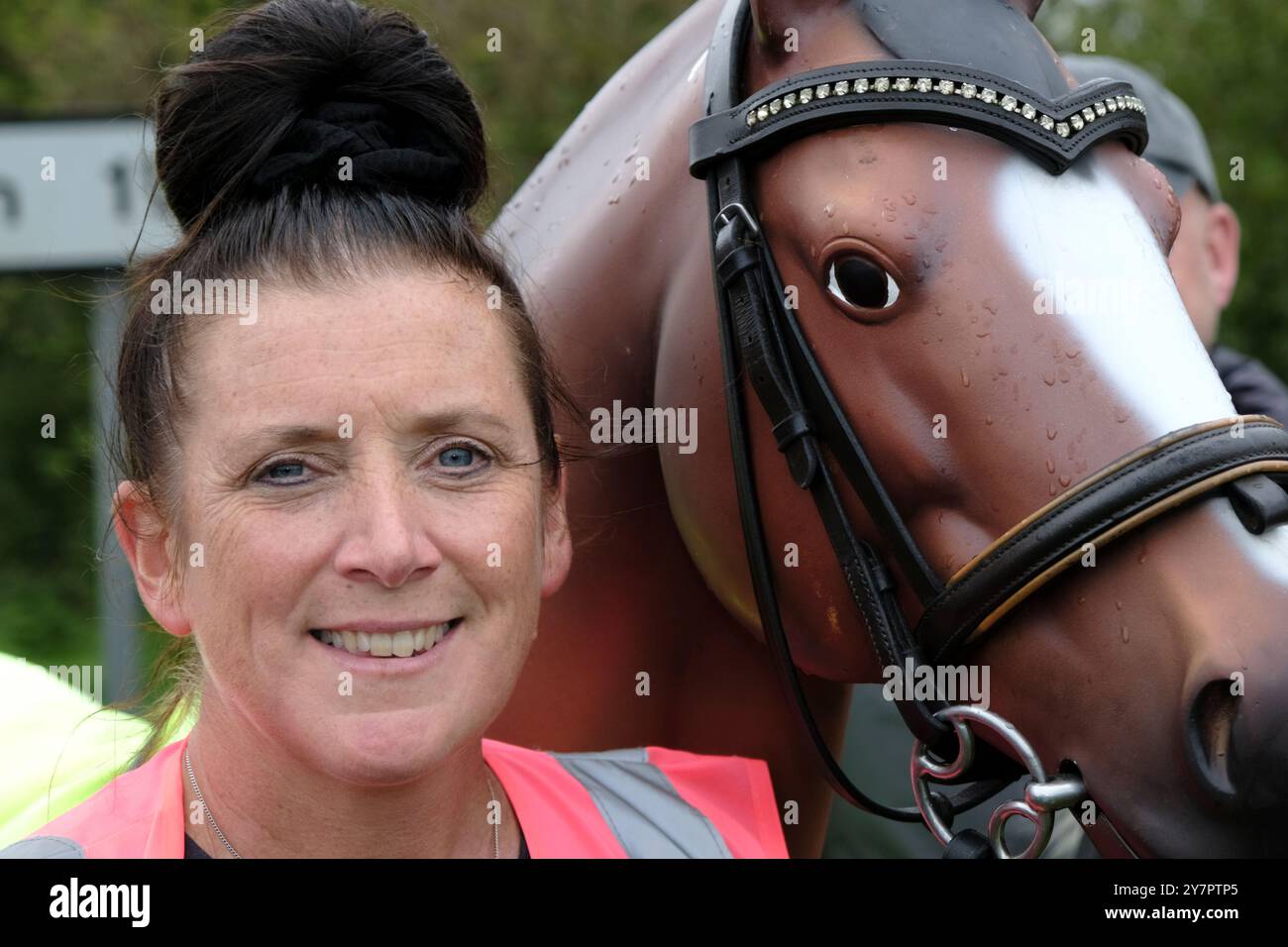 Gloucester, Regno Unito. 1 ottobre 2024. Emma Webb sta tirando Miles un cavallo in fibra di vetro da Newport in Galles al NEC di Birmingham in memoria di sua figlia Brodie, che purtroppo ha perso per suicidio. Emma sta sensibilizzando sulla salute mentale e sulla prevenzione del suicidio con il suo team Doitforbrodie. Emma sta tirando il suo cavallo da 80 kg per 11 giorni per promuovere le associazioni benefiche Riders Minds, Papiro, Samaritans, Minds, YoungMinds e gridare a 85258. Crediti: JMF News/Alamy Live News Foto Stock