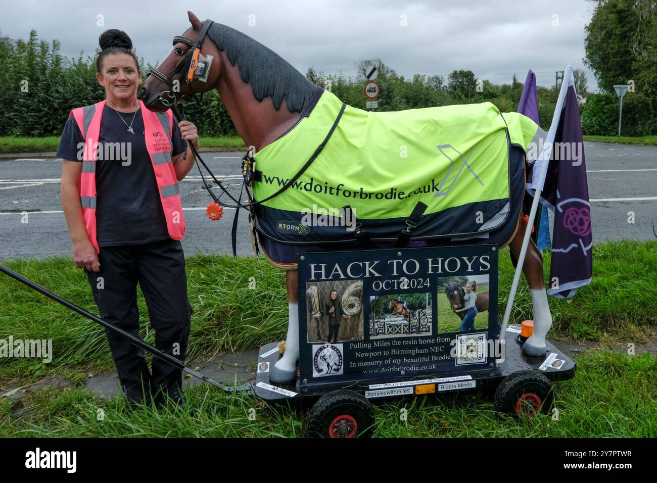 Gloucester, Regno Unito. 1 ottobre 2024. Emma Webb sta tirando Miles un cavallo in fibra di vetro da Newport in Galles al NEC di Birmingham in memoria di sua figlia Brodie, che purtroppo ha perso per suicidio. Emma sta sensibilizzando sulla salute mentale e sulla prevenzione del suicidio con il suo team Doitforbrodie. Emma sta tirando il suo cavallo da 80 kg per 11 giorni per promuovere le associazioni benefiche Riders Minds, Papiro, Samaritans, Minds, YoungMinds e gridare a 85258. Crediti: JMF News/Alamy Live News Foto Stock