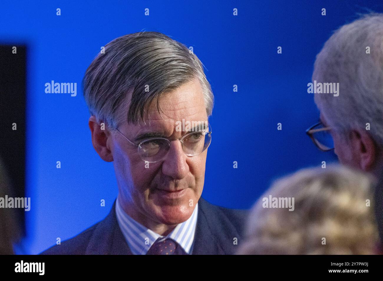 Birmingham, Regno Unito. 1 ottobre 2024. Sir Jacob Rees-Mogg parla ai delegati al Churchill Theatre giorno 3 della Conferenza dei Conservatori . Birmingham Regno Unito. Foto : garyroberts/worldwidefeatures.com credito: GaryRobertsphotography/Alamy Live News Foto Stock