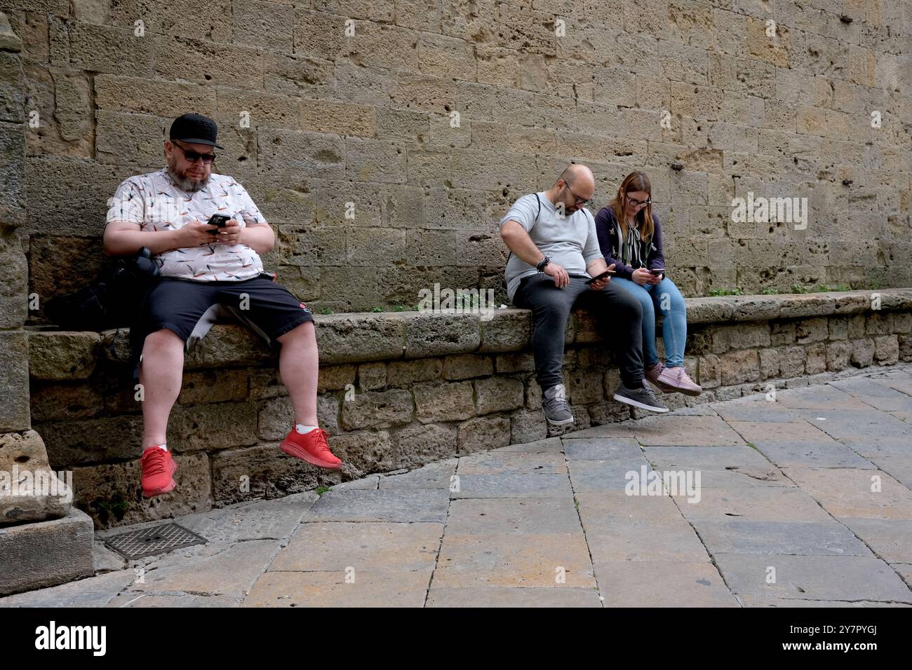Persone che guardano smartphone a Volterra, in Italia Foto Stock
