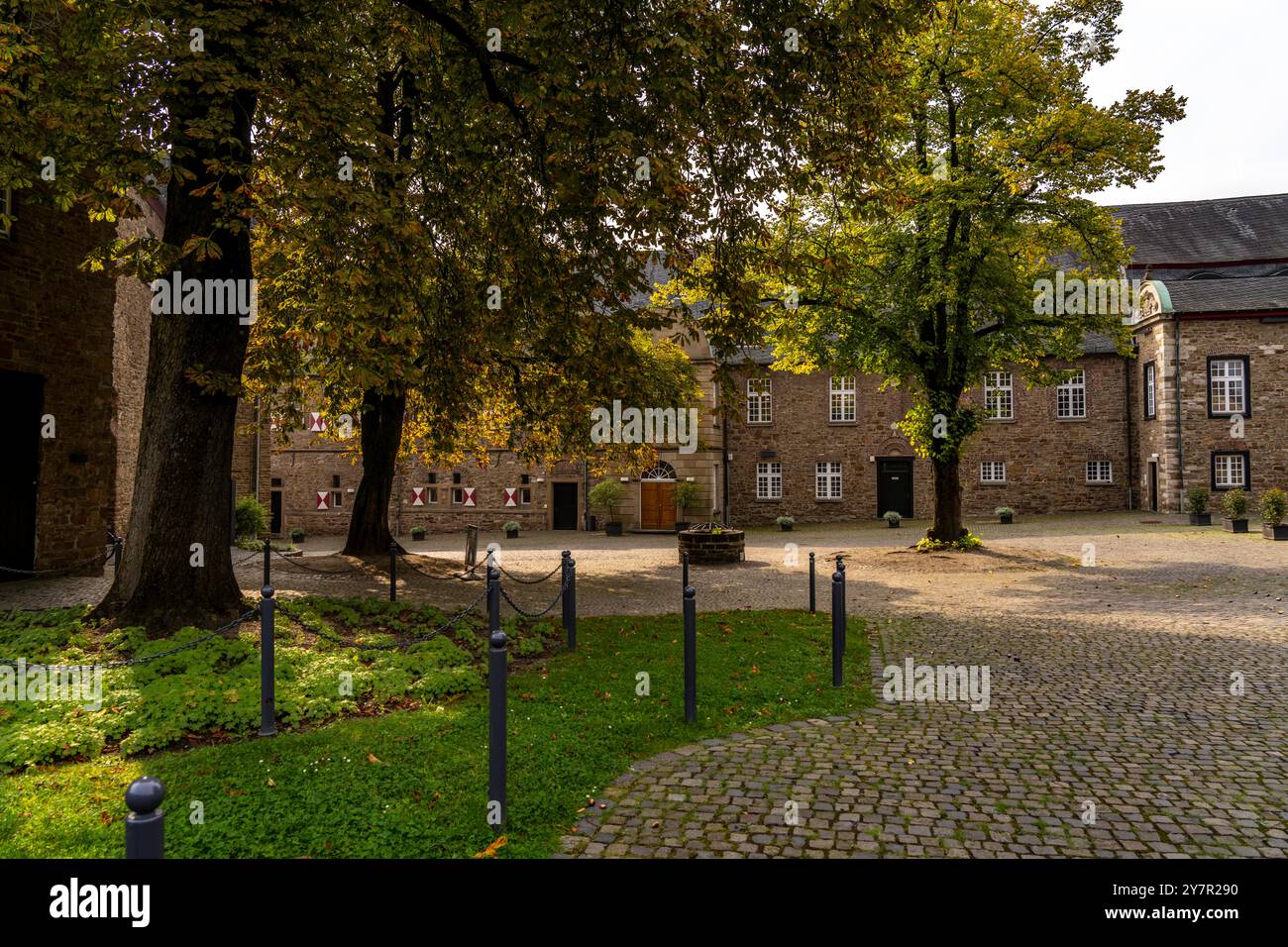 Castello di Broich sulla riva occidentale della Ruhr vicino al centro della città, la fortificazione è in parte la più antica fortificazione medievale di cui si è conservata Foto Stock