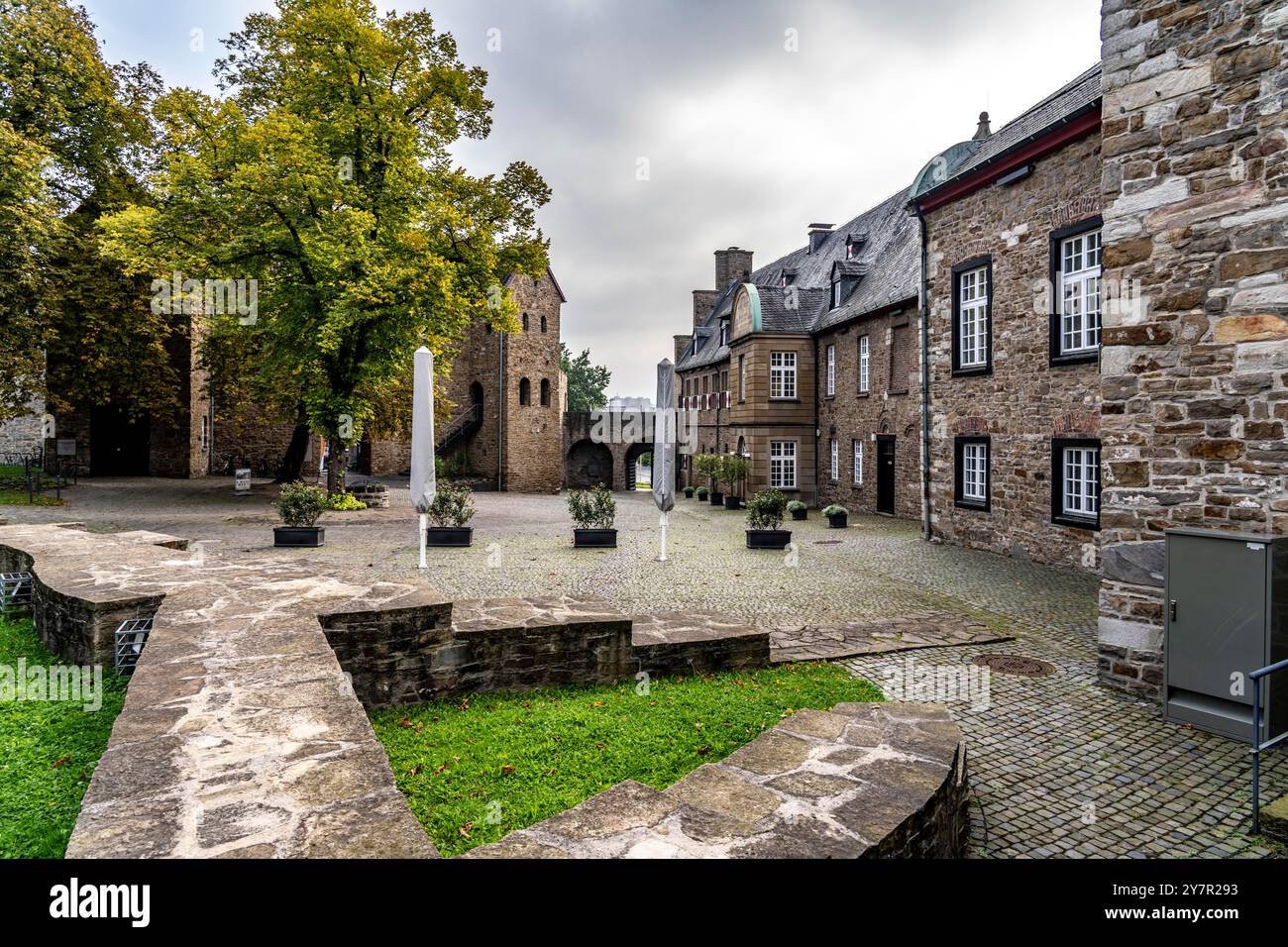 Castello di Broich sulla riva occidentale della Ruhr vicino al centro della città, la fortificazione è in parte la più antica fortificazione medievale di cui si è conservata Foto Stock