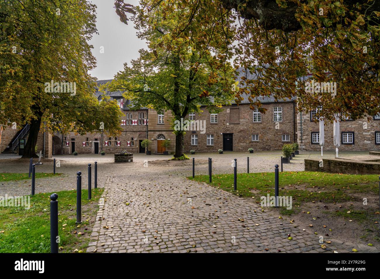 Castello di Broich sulla riva occidentale della Ruhr vicino al centro della città, la fortificazione è in parte la più antica fortificazione medievale di cui si è conservata Foto Stock