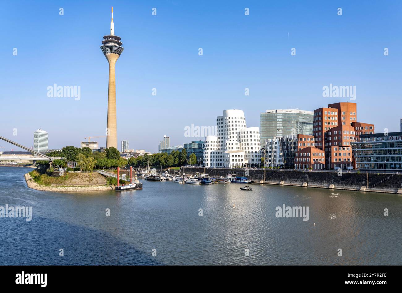 Düsseldorf Media Harbor, Rhine Tower, Gehry Buildings, ponte sull'ingresso del porto, Rhine, NRW, Germania Foto Stock