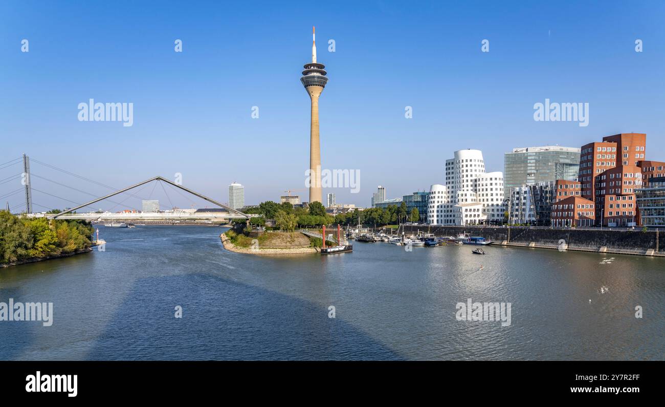 Düsseldorf Media Harbor, Rhine Tower, Gehry Buildings, ponte sull'ingresso del porto, Rhine, NRW, Germania Foto Stock
