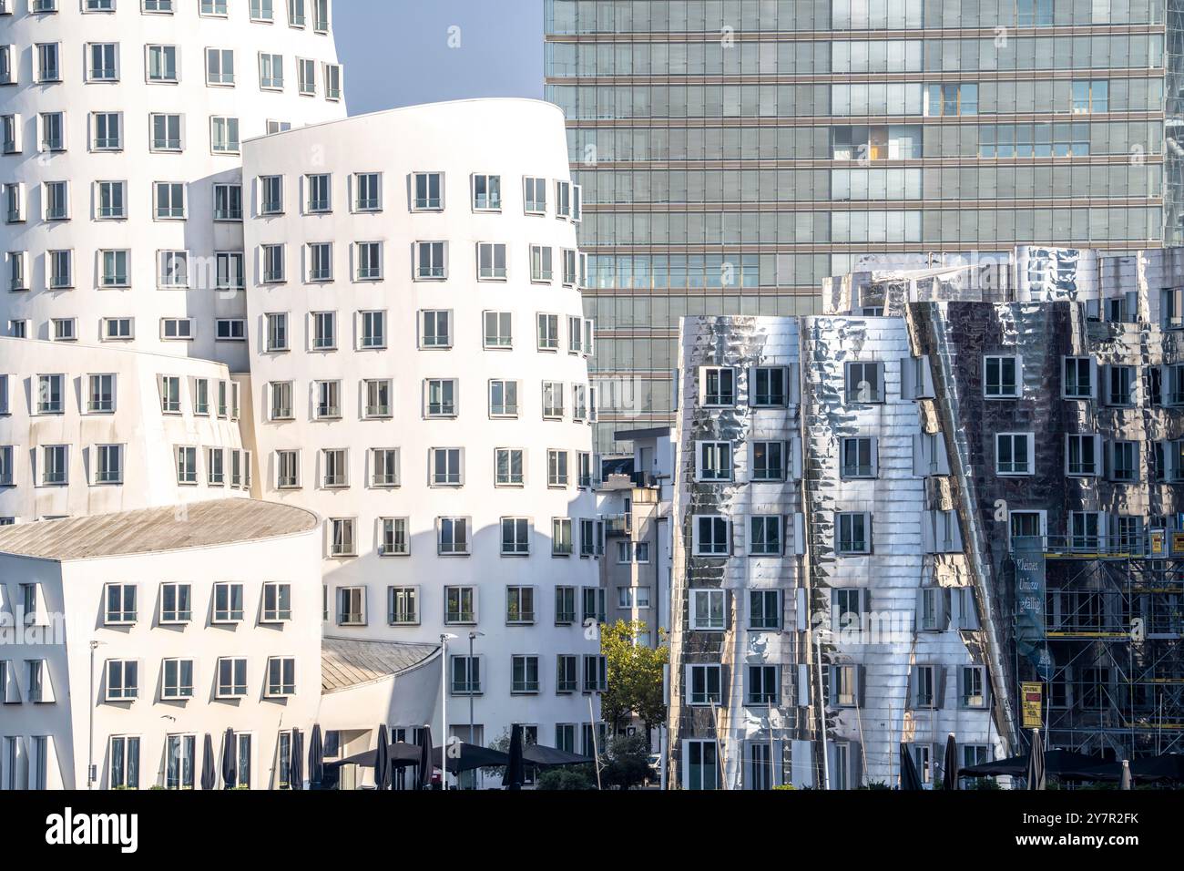 Medienhafen Düsseldorf, Gehry Buildings, facciata dell'edificio Stadttor, NRW, Germania Foto Stock