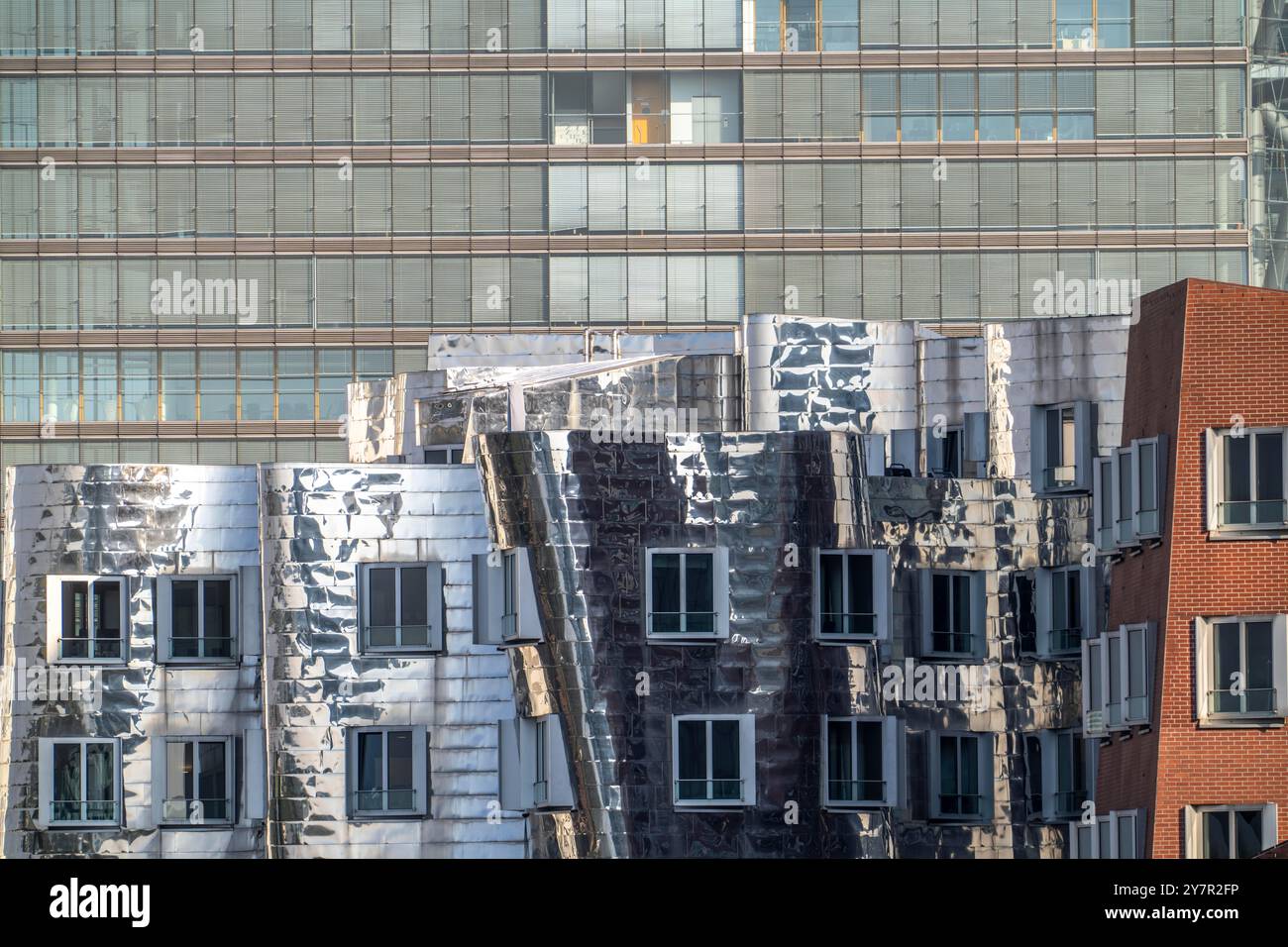 Medienhafen Düsseldorf, Gehry Buildings, facciata dell'edificio Stadttor, NRW, Germania Foto Stock