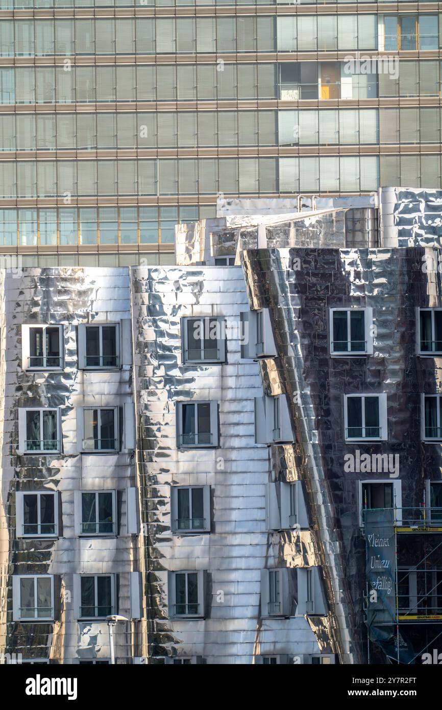 Medienhafen Düsseldorf, Gehry Buildings, facciata dell'edificio Stadttor, NRW, Germania Foto Stock