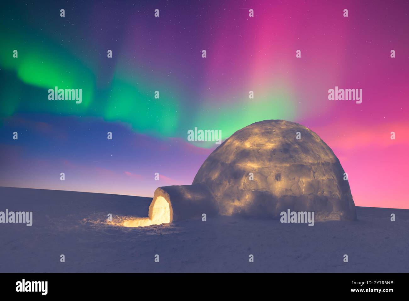 Aurora boreale. Aurora boreale nel campo invernale. Scenario invernale con luci polari brillanti e igloo innevato. Cartolina di Natale Foto Stock