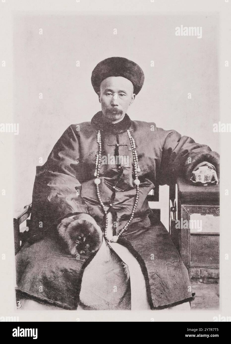 Foto d'epoca di li Hongzhang, governatore generale di Pei-Chih-li (Zhili) li Hongzhang, marchese Suyi (1823–1901) era uno statista, generale e diplomatico cinese della tarda dinastia Qing. Sequestrò diverse importanti ribellioni e prestò servizio in posizioni importanti nella corte imperiale Qing, tra cui il viceré di Zhili, Huguang e Liangguang. Foto Stock