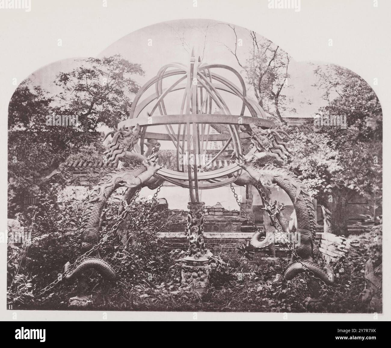 Foto d'epoca dell'osservatorio gesuita di Pechino, Cina: Strumenti astronomici in bronzo con draghi decorativi in bronzo. Di John Thomson. '... vicino al palazzo, e sul lato est della parte tartara di Pechino, che si innalza di una notevole altezza sopra le merlature, l'Osservatorio è da vedere. Questo osservatorio fu eretto durante la dinastia Yuen o Mongol, verso la fine del XIII secolo, Guo Shoujing, uno dei più rinomati astronomi della storia cinese, essendo all'epoca capo del Consiglio astronomico. Lo strumento mostrato al n. 11, costruito sotto le sue direzioni, ora è in piedi Foto Stock