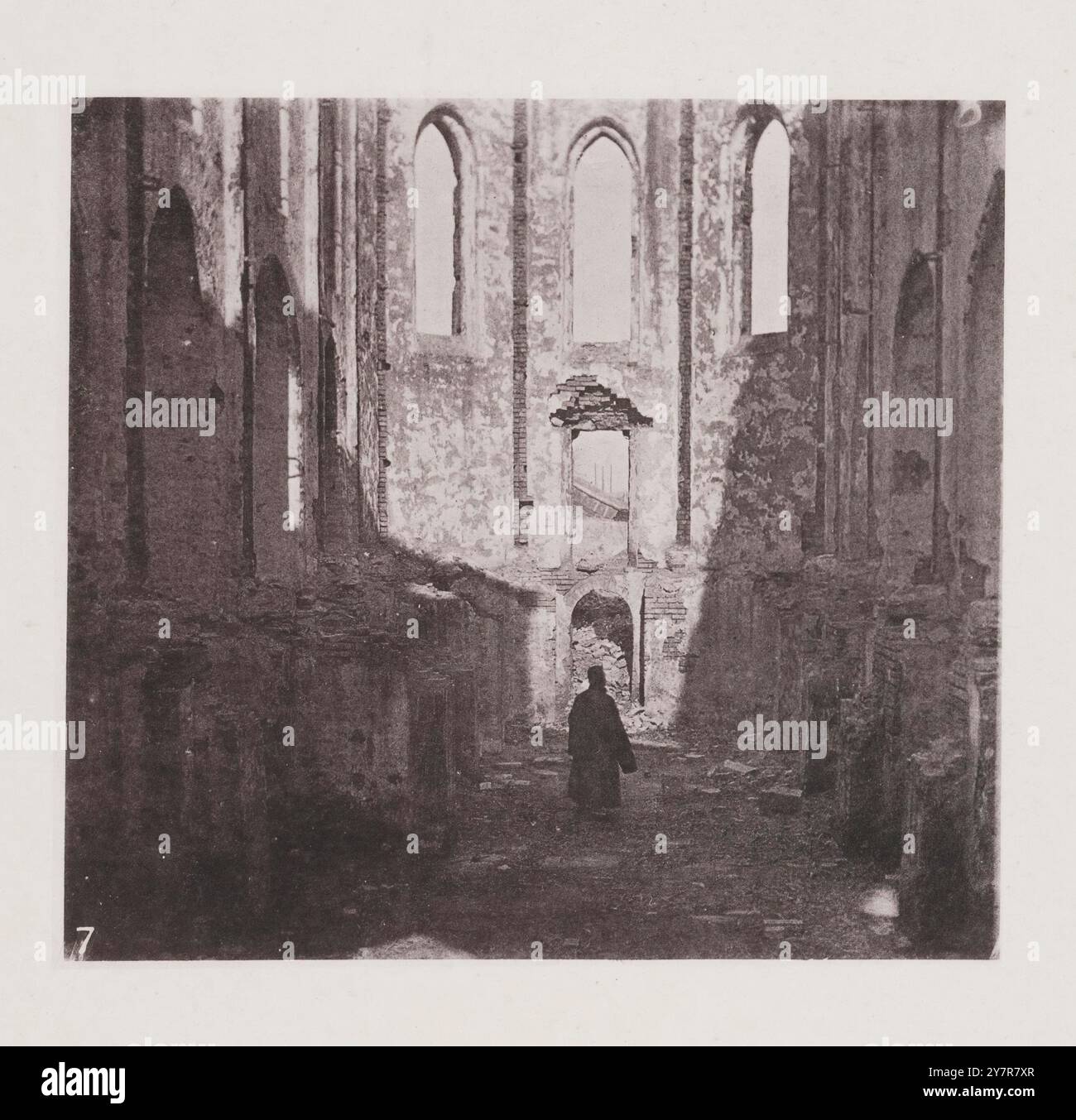 Foto d'epoca delle rovine interne della Cappella delle Suore della Carità dopo il massacro di Tianjin. Tianjin (Tientsin), Cina. Di John Thomson, 1871. Il massacro di Tianjin, scritto anche massacro di Tientsin, fu un attacco ai missionari cristiani e ai convertiti alla fine del XIX secolo durante la tarda dinastia Qing. 60 persone sono morte in attacchi contro sacerdoti e suore cattolici francesi. Ci fu un'intensa belligeranza da parte dei diplomatici francesi, e un intervento armato straniero a Tianjin (Tientsin) nel 1870. L'incidente quasi precipitò una guerra e segnò la fine della relativa cooperazione tra le potenze straniere A. Foto Stock