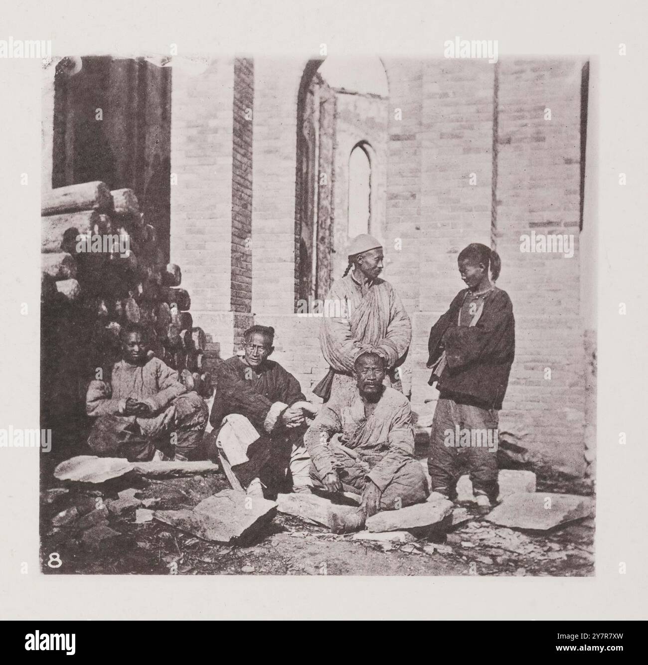 Foto d'epoca delle rovine interne della Cappella delle Suore della Carità dopo il massacro di Tianjin. Tianjin (Tientsin), Cina. Di John Thomson, 1871. Il massacro di Tianjin, scritto anche massacro di Tientsin, fu un attacco ai missionari cristiani e ai convertiti alla fine del XIX secolo durante la tarda dinastia Qing. 60 persone sono morte in attacchi contro sacerdoti e suore cattolici francesi. Ci fu un'intensa belligeranza da parte dei diplomatici francesi, e un intervento armato straniero a Tianjin (Tientsin) nel 1870. L'incidente quasi precipitò una guerra e segnò la fine della relativa cooperazione tra le potenze straniere A. Foto Stock